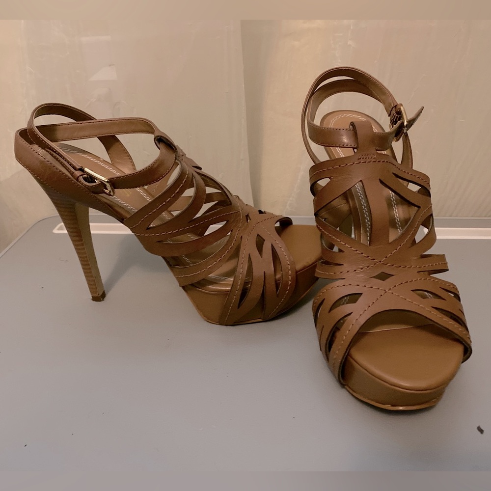 GUESS 
CAMEL PEEP TOE PLATFORM  8.5M